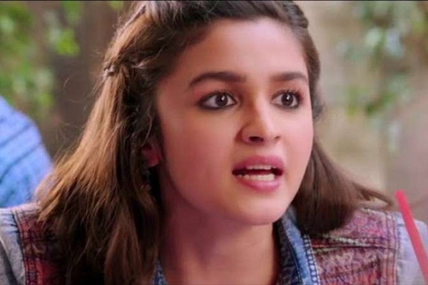 तीन बजे रात आलिया से अकेले में चिपका उनका खुद का बॉडीगार्ड तीन बजे रात आलिया से अकेले में चिपका उनका खुद का बॉडीगार्ड