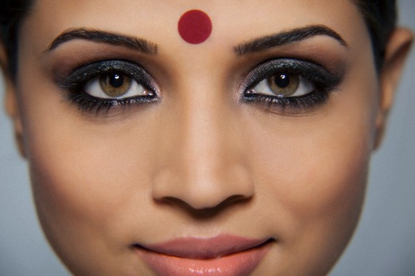 सौंदर्य व सुहाग की प्रतीक ‘बिंदी’ से जुड़ें कुछ रोचक तथ्य सौंदर्य व सुहाग की प्रतीक ‘बिंदी’ से जुड़ें कुछ रोचक तथ्य