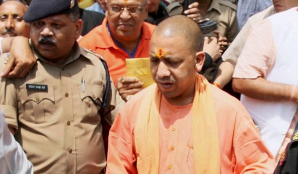 मुख्यमंत्री योगी आदित्यनाथ के मेरठ दौरे के बीच हंगामा मुख्यमंत्री योगी आदित्यनाथ के मेरठ दौरे के बीच हंगामा