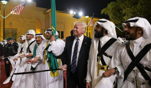 डोनाल्ड ट्रंप ने सऊदी अरब के पारंपरिक तलवार नृत्य में हिस्सा लिया
