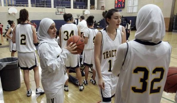 अब हिजाब पहनकर खेल सकेंगी महिला बास्केटबॉल खिलाड़ी