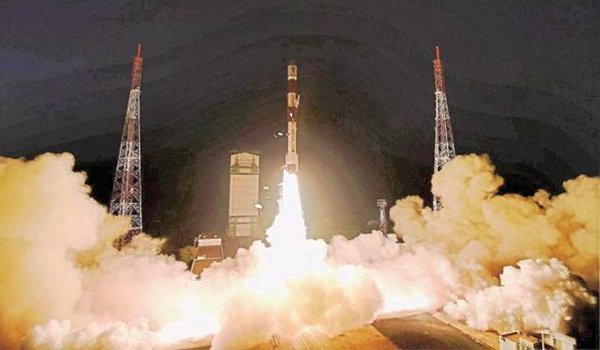 दक्षिण एशिया उपग्रह के साथ भारतीय रॉकेट ने भरी उड़ान