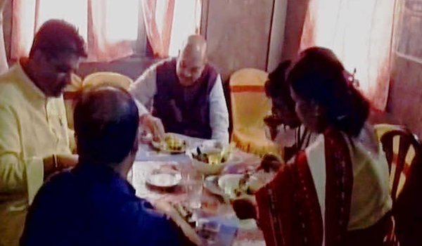 अमित शाह ने त्रिपुरा में जनजातीय व्यक्ति के घर भोजन किया