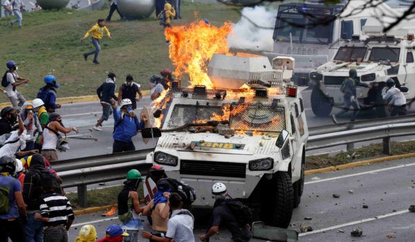 वेनेजुएला में सरकार के खिलाफ विरोध प्रदर्शन जारी, 37 मरे