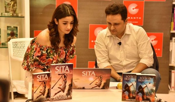 आलिया भट्ट ने अमीष त्रिपाठी की आगामी किताब का ट्रेलर लांच किया आलिया भट्ट ने अमीष त्रिपाठी की आगामी किताब का ट्रेलर लांच किया