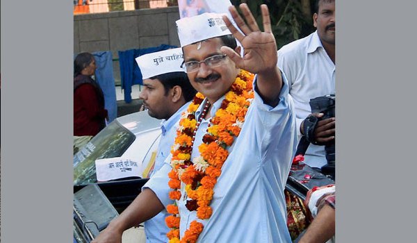 केजरीवाल पर 2 करोड़ रुपए लेने का आरोप, विपक्ष ने मांगा इस्तीफा केजरीवाल पर 2 करोड़ रुपए लेने का आरोप, विपक्ष ने मांगा इस्तीफा