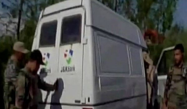 कश्मीर : पांच पुलिसकर्मियों समेत 7 की हत्या कश्मीर : पांच पुलिसकर्मियों समेत 7 की हत्या