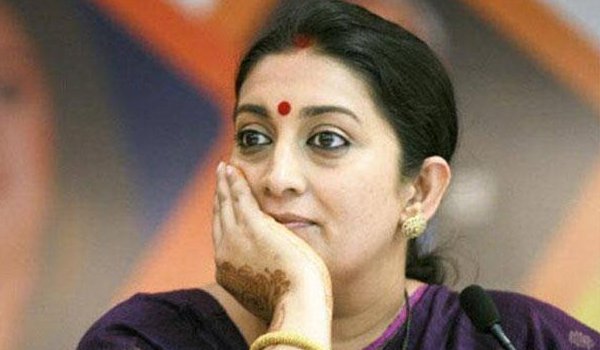 युवा कांग्रेस ने स्मृति इरानी को ऑनलाइन भेजी चूड़ी युवा कांग्रेस ने स्मृति इरानी को ऑनलाइन भेजी चूड़ी
