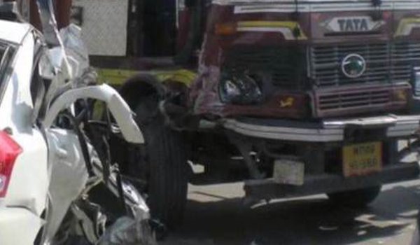 महाराष्ट्र में बोलेरो की ट्रक से भिडंत, 7 की मौत