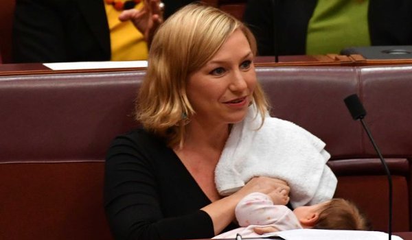Video : आस्ट्रेलियाई सांसद लारिसा वाटर्स ने संसद में स्तनपान कराया