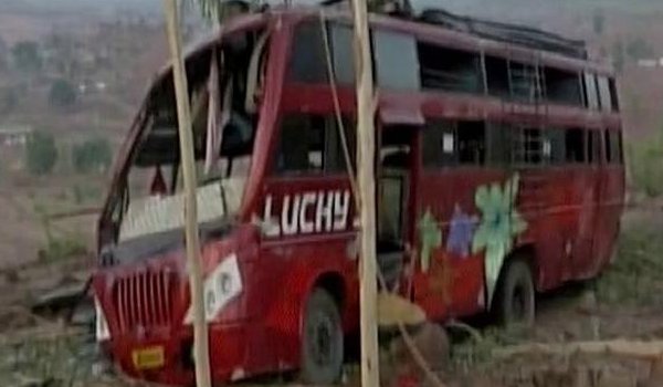 मध्यप्रदेश के डिंडोरी में निजी यात्री बस पलटी, 6 की मौत मध्यप्रदेश के डिंडोरी में निजी यात्री बस पलटी, 6 की मौत