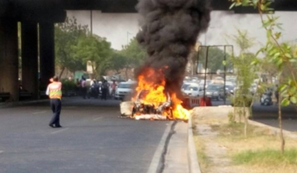 दिल्ली में मर्सिडीज कार में लगी आग, बच निकला चालक