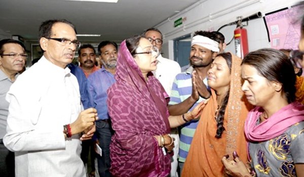 विदिशा में विवाह समारोह के दौरान सिलेंडर से लगी आग, 23 झुलसे विदिशा में विवाह समारोह के दौरान सिलेंडर से लगी आग, 23 झुलसे
