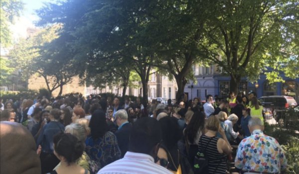लंदन : बम की आशंका में थिएटर को खाली कराया