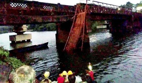 गोवा में पुल गिरने से एक की मौत, 50 से अधिक लापता