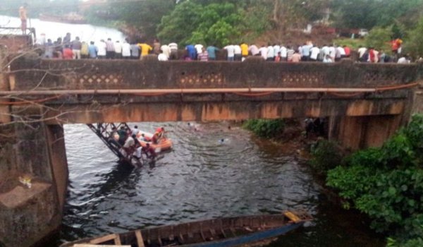 गोवा पुल हादसा : एक और शव बरामद, मृतकों की संख्या हुई 2