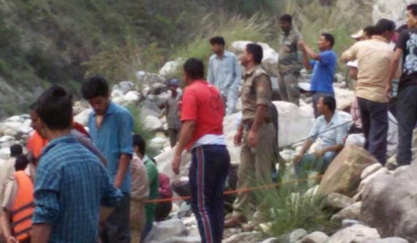 उत्तराखंड में बस गहरी खाई में गिरी, 24 की मौत उत्तराखंड में बस गहरी खाई में गिरी, 24 की मौत