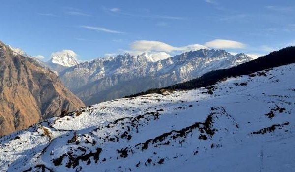 उत्तराखंड के पहाड़ों में बारिश बर्फबारी से मौसम खुशनुमा