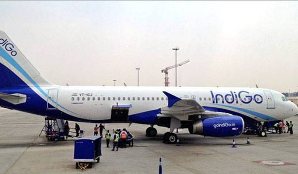 जयपुर एयरपोर्ट पर पुल से टकराया प्लेन, बाल-बाल बचे यात्री