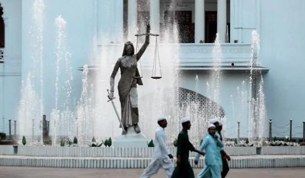 न्याय की देवी की प्रतिमा ढाका में फिर से लगाई गई