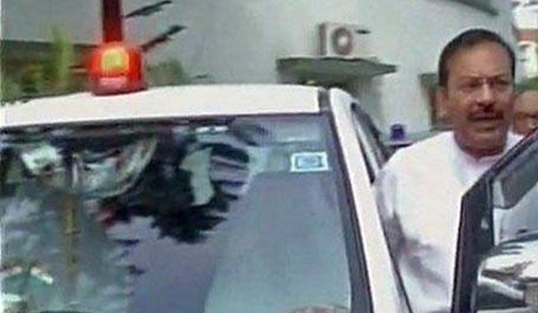 मोदी के आदेश को चुनौती, बंगाल के मंत्री ने कार पर लगाई लालबत्ती मोदी के आदेश को चुनौती, बंगाल के मंत्री ने कार पर लगाई लालबत्ती
