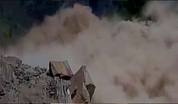 massive landslide on badrinath highway leaves Thousands pilgrims stuck