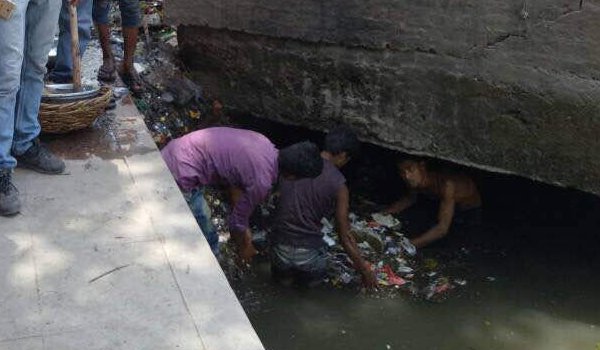 लखनऊ : नाले में सफाई के दौरान मिले लाखों के पुराने नोट लखनऊ : नाले में सफाई के दौरान मिले लाखों के पुराने नोट
