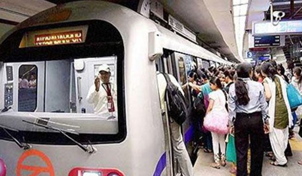 दिल्ली मेट्रो हुई महंगी, बसों की ओर लौट रहे लोग दिल्ली मेट्रो हुई महंगी, बसों की ओर लौट रहे लोग
