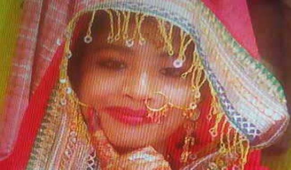कब्र से निकाली गई लाश, मां ने बेटे के साथ मिलकर किया बेटी का कत्ल कब्र से निकाली गई लाश, मां ने बेटे के साथ मिलकर किया बेटी का कत्ल