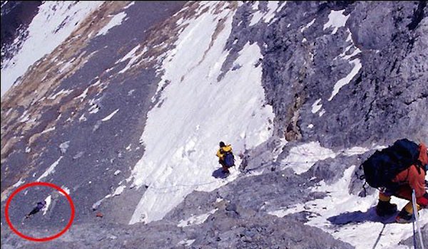 माउंट एवरेस्ट पर अमरीकी पर्वतारोही की मौत
