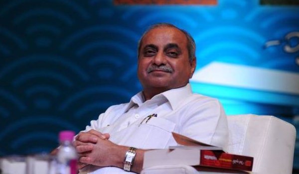 नशे में धुत गुजरात के डिप्टी सीएम के बेटे को विमान में चढ़ने से रोका नशे में धुत गुजरात के डिप्टी सीएम के बेटे को विमान में चढ़ने से रोका