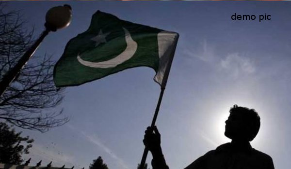 कश्मीर : विद्यार्थियों ने लहराए पाकिस्तानी झंडे, भड़की हिंसा