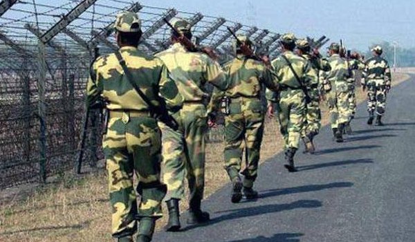 पाकिस्तान व भारत के सैन्य अफसरों के बीच हॉटलाइन पर बातचीत पाकिस्तान व भारत के सैन्य अफसरों के बीच हॉटलाइन पर बातचीत