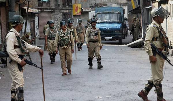 कश्मीर में तनावपूर्ण हालात, श्रीनगर समेत कई जगह कर्फ्यू लगा