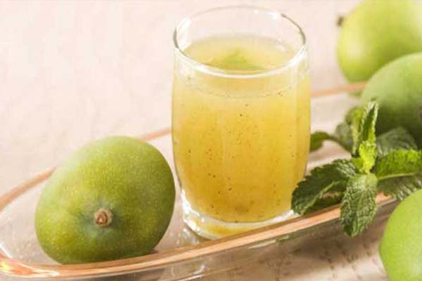गर्मी में बनाये कच्चे आम का पना गर्मी में बनाये कच्चे आम का पना