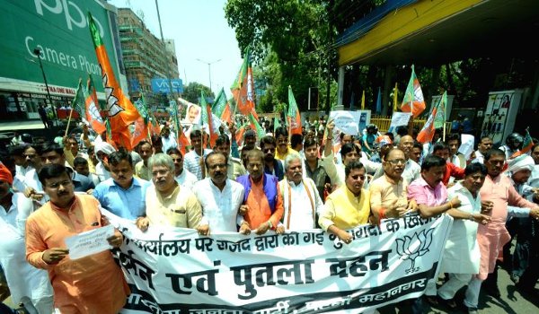 बिहार में बीजेपी ने नीतीश कुमार, लालू यादव का पुतला फूंका