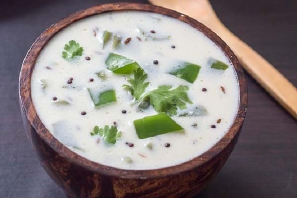 बारिश में बनाए यम्मी शिमला मिर्च का रायता बारिश में बनाए यम्मी शिमला मिर्च का रायता