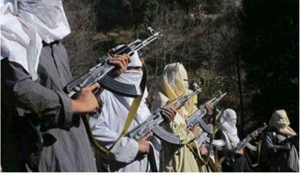 कश्मीर में आतंकवादियों ने पुलिसकर्मियों से 5 राइफल छीनीं