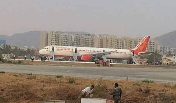 पुणे में एयर इंडिया का विमान रनवे से फिसला पुणे में एयर इंडिया का विमान रनवे से फिसला