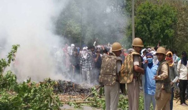 सहारनपुर में फिर बवाल, पुलिस ने भागकर बचाई जान सहारनपुर में फिर बवाल, पुलिस ने भागकर बचाई जान