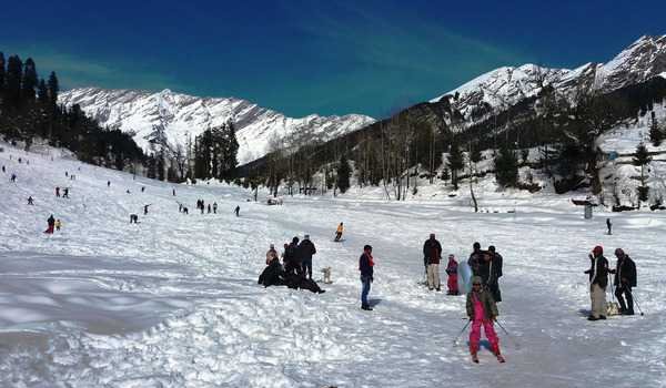 tourists cheer as rain bring down mercury in himachal pradesh