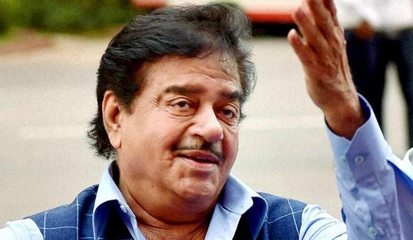 मुझे धमकी देना बंद करें, पार्टी से बाहर निकाल दें : शत्रुघ्न सिन्हा मुझे धमकी देना बंद करें, पार्टी से बाहर निकाल दें : शत्रुघ्न सिन्हा