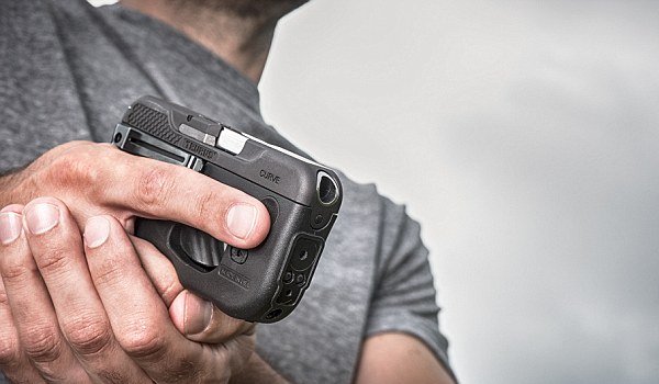 स्मार्टफोन जैसा दिखने वाला असली बंदूक 500 डॉलर में