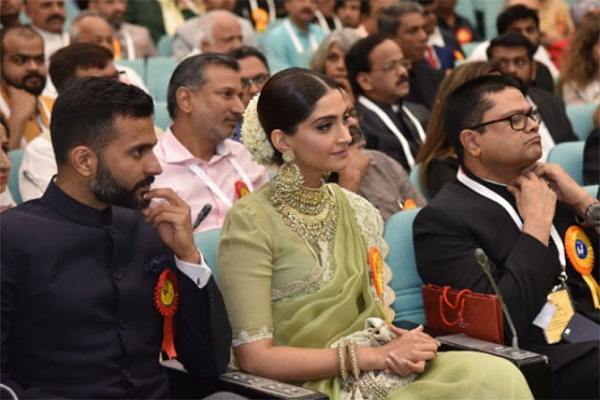 नेशनल अवॉर्ड में एथनिक लुक में अपने ब्वॉयफ्रेंड के साथ नजर आईं सोनम कपूर नेशनल अवॉर्ड में एथनिक लुक में अपने ब्वॉयफ्रेंड के साथ नजर आईं सोनम कपूर