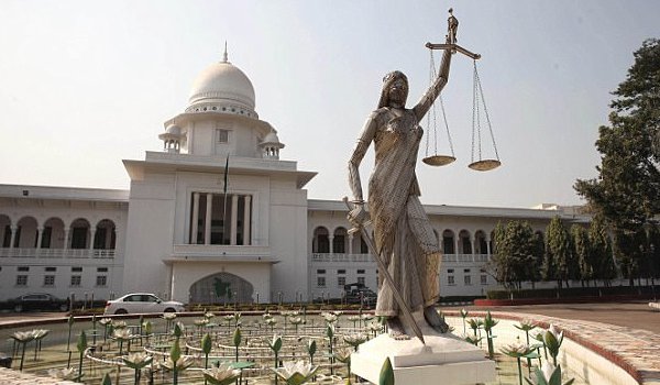 बांग्लादेश के सुप्रीमकोर्ट से ‘लेडी जस्टिस’ की मूर्ति हटाई बांग्लादेश के सुप्रीमकोर्ट से ‘लेडी जस्टिस’ की मूर्ति हटाई