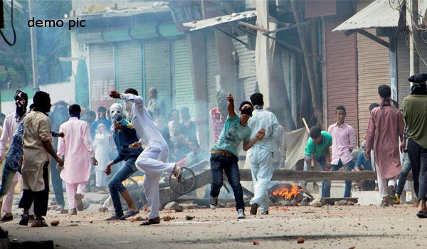 कश्मीर में छात्रों ने पुलिसकर्मी को बेरहमी से पीटा, मोटरसाइकिल फूंकी