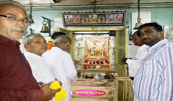 सुंदरकांड पाठ के आयोजन की आमंत्रण पत्रिका वितरण शुरू, देवों को निमंत्रण