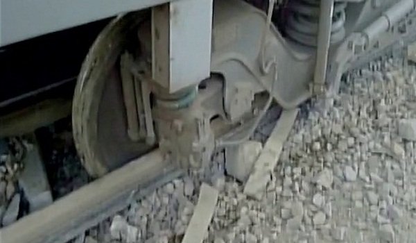 लोकमान्य तिलक एसी एक्सप्रेस के 11 डिब्बे पटरी से उतरे लोकमान्य तिलक एसी एक्सप्रेस के 11 डिब्बे पटरी से उतरे