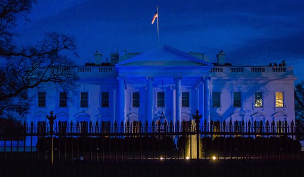 शहीदों की याद में व्हाइट हाउस नीले रंग की रोशनी से सराबोर