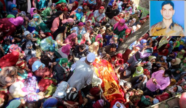 कश्मीरी सैन्य अफसर फैयाज का अपहरण कर हत्या, जनाजे के दौरान पथराव